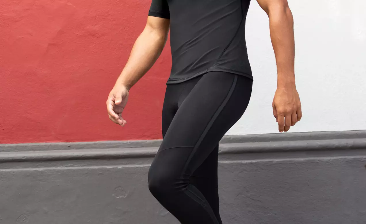 A man in activewear made with LYCRA® BLACK technology, which resists fading and fiber damage caused by external agents.