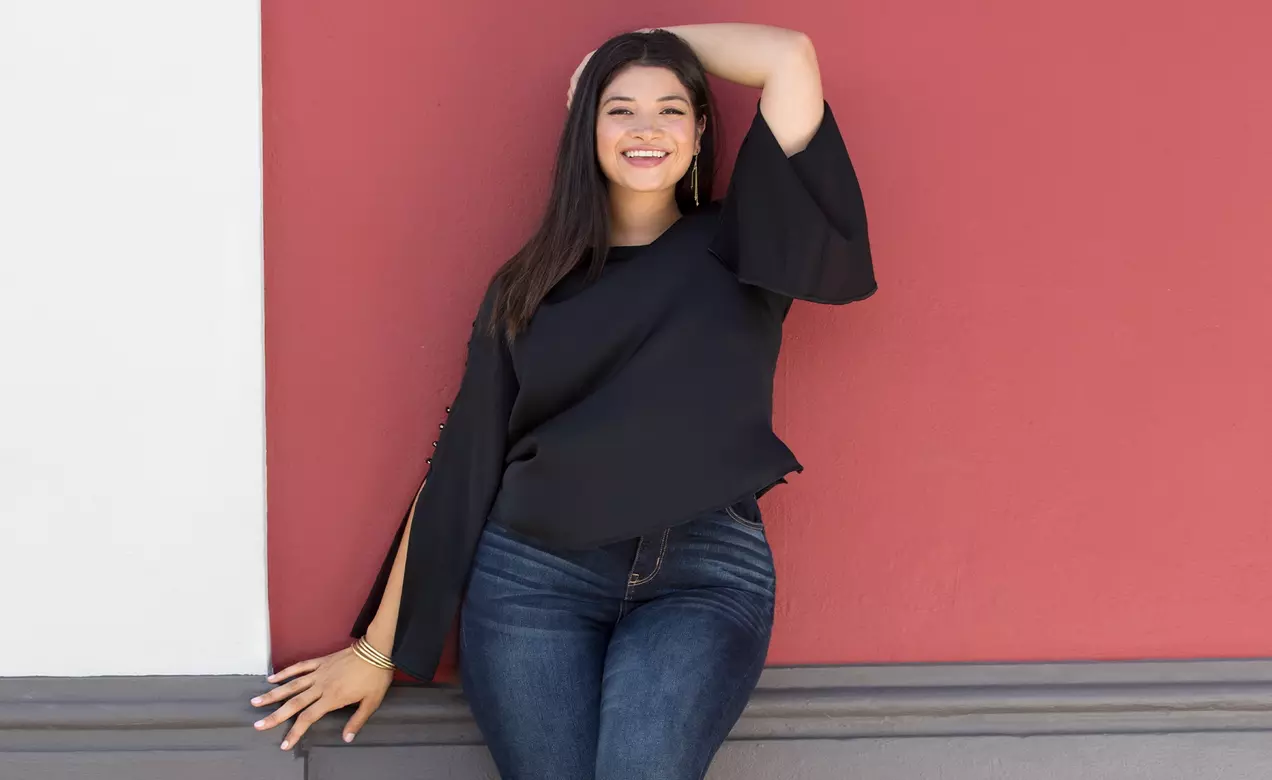 A women model jeans with LYCRA® FREEF!T® technology, which offers a soft easy stretch for lower pressure and greater comfort