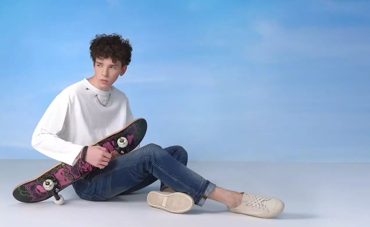 Model wears durable, hardwearing jeans with LYCRA® TOUGH MAX™ technology. Also suitable for lasting woven workwear & jobwear.