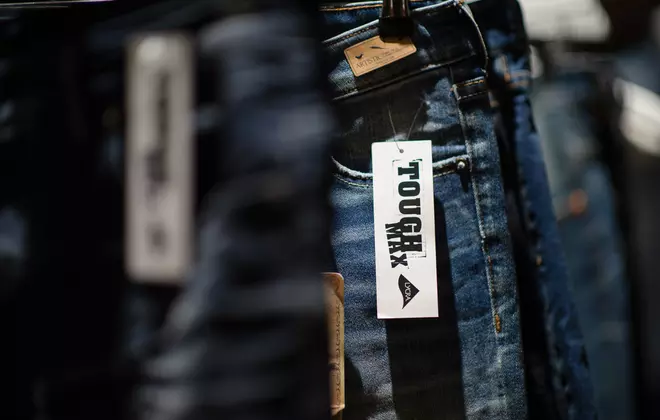 Order free hangtags or request a trademark license agreement to leverage the value of LYCRA® brand to drive sales.